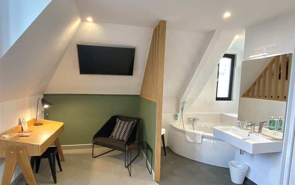 salle de bain chambre supérieure avec bain